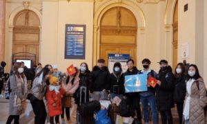 Tích cực hỗ trợ người Việt từ Ukraine sang Hungary lánh nạn