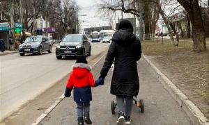 Tạm biệt chồng ở lại Ukraine, người mẹ Việt mang 2 con đi sơ tán