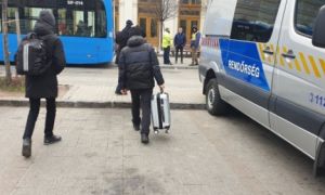 Người Việt di tản từ Ukraine: Vợ con chờ hồi hương, chồng sang Đức chỉ với mì...