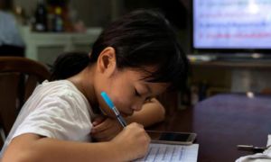 /thumb/thumb.php?src=images/stories/content/2022/05/16/1_treo-thuong-de-con-hoc-nen-khong.jpg&w=300&h=180&zc=1&q=80&a=c