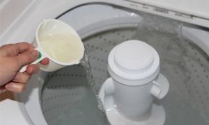 Khi giặt ga trải giường, đổ ngay một bát này vào nước, ga bẩn sẽ sạch như mới