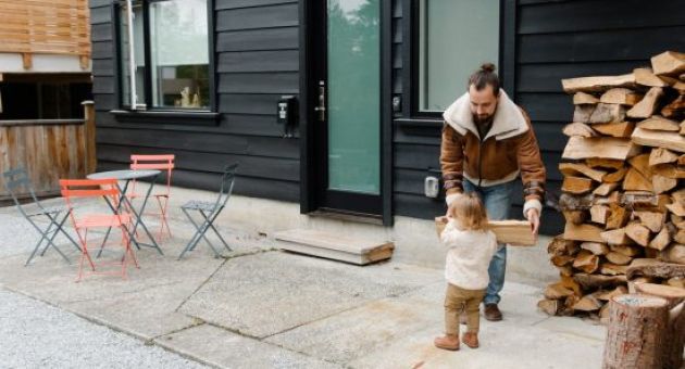 Làm thế nào để dạy trẻ biết yêu thương người khác