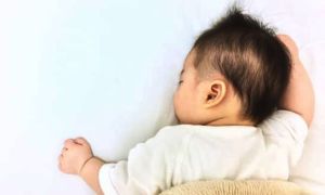 Tư thế ngủ này của bé trông dễ thương và xinh xắn nhưng lại tiềm ẩn những nguy...