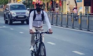 Đạp xe đi làm bùng nổ thời xăng tăng và
