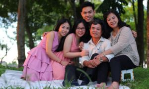 Bỏ học từ lớp 4 vẫn nuôi 3 đứa con trở thành Tiến sĩ, Thạc sĩ ở nước ngoài, bà...