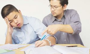 Người cha vì dạy kèm con làm bài tập về nhà, tức giận đến xuất huyết não