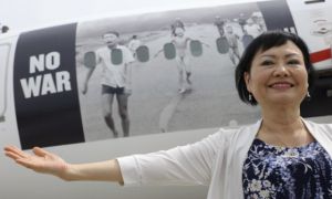 /thumb/thumb.php?src=images/stories/content/2022/07/06/1_em-be-napalm-ho-tong-nhung-nguoi-ti-nan-ukraine-den-canada.jpg&w=300&h=180&zc=1&q=80&a=c