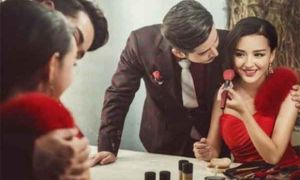 Giám đốc chết lặng vì biết mình chính là 'cầu nối' để cô vợ xinh đi ngoại tình