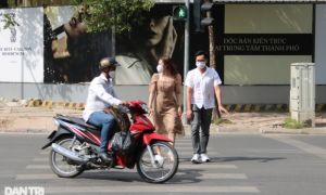 Nhường đường cho người đi bộ là