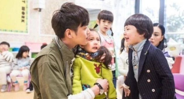 Học sinh làm đứt sợi dây chuyền của giáo viên, cách xử lý của người mẹ được...