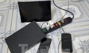 Vừa sạc điện thoại vừa chơi game lúc trời mưa, một thiếu niên bị sét đánh tử...