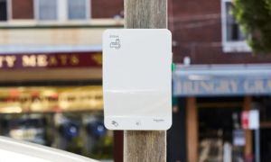 Thử nghiệm dùng… cột điện để làm trạm sạc xe điện