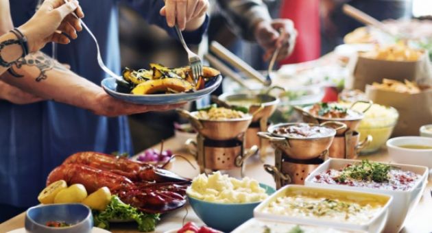 Người Việt chừa lại miếng thức ăn cuối cùng - sĩ diện hay lãng phí?