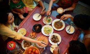 Tôi dị ứng với thói quen ăn chung của nhiều người Việt