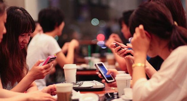 Giúp trẻ tránh xa điện thoại thông minh và mạng xã hội là điều cấp thiết