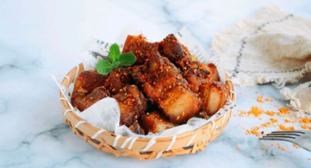 Trời lạnh làm món thịt ba chỉ chiên cay nóng hổi thơm ngon ăn cơm thì quá hợp!