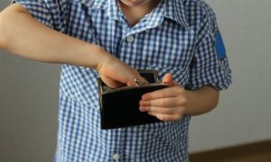 Con trai lấy trộm tiền của bà: Cách xử lý của người mẹ khiến ai cũng khen ngợi