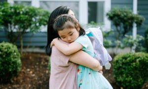 Từng bất lực vì không thể dạy nổi con, bà mẹ áp dụng quy tắc 8/2, kết quả...