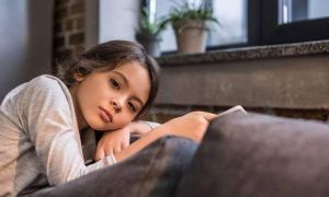 9 dấu hiệu của đứa trẻ lớn lên trong gia đình thiếu tình yêu thương: Cha mẹ...