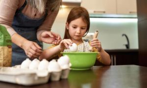 Nếu con làm vỡ 1 quả trứng, bạn sẽ ứng xử ra sao? - Hành động của bà mẹ này...