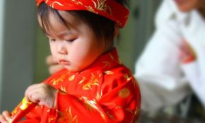 Biến tướng lì xì: Mừng tuổi đầu năm hay cho nhau tiền?