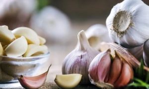Tuyệt chiêu bóc vỏ tỏi đơn giản, nhanh chóng không sợ ám mùi