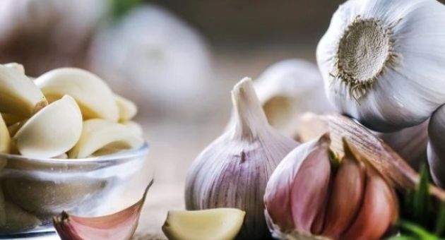 Tuyệt chiêu bóc vỏ tỏi đơn giản, nhanh chóng không sợ ám mùi