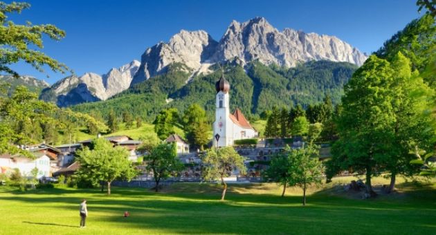 Vẻ đẹp cổ kính của thị trấn bích họa vùng núi nước Đức