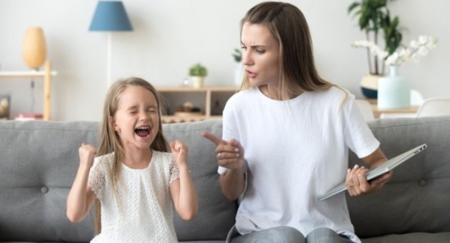 Cha mẹ nên xử lý thế nào khi con cãi lại?