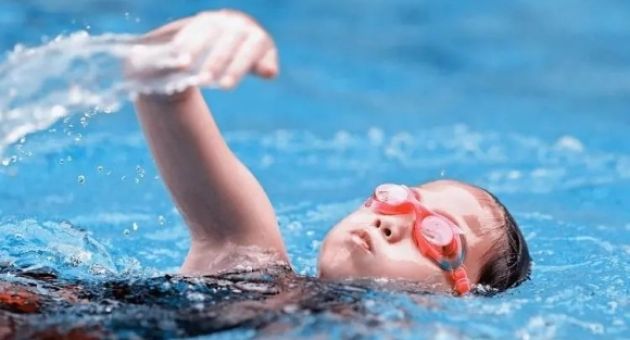 Con gái sợ hãi không dám học bơi, ông bố Tiến sĩ chỉ thủ thỉ một câu mà giúp...