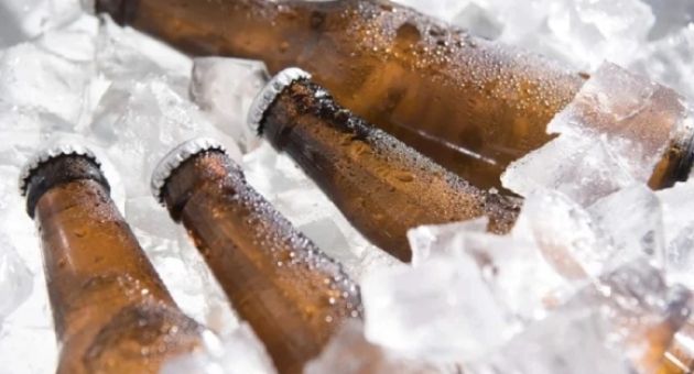 Mách nhỏ bạn mẹo làm lạnh bia siêu nhanh