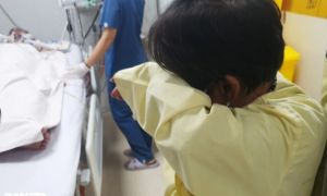 Mẹ già bán vé số ứa nước mắt chờ con tỉnh lại: