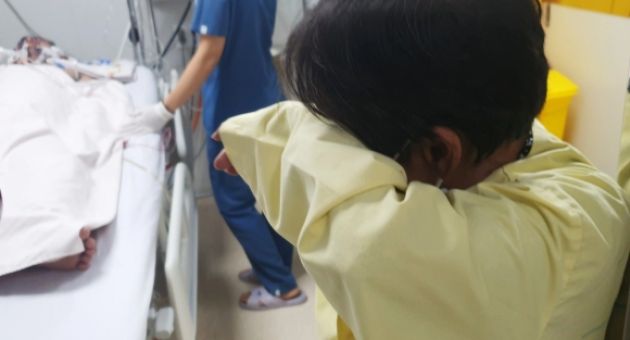 Mẹ già bán vé số ứa nước mắt chờ con tỉnh lại: