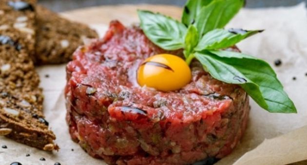 Nữ Việt kiều ở Pháp kể chuyện ăn thịt bò sống: Tưởng ghê rợn mà là món trứ...