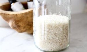 Tại sao nên để một lọ gạo trong tủ quần áo?