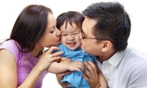 Suy ngẫm: Đến bao giờ cha mẹ Việt mới như phương Tây, để con cái tự bước đi...