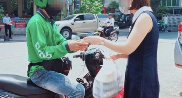 Ngỡ ngàng gặp lại nam sinh học giỏi nhất lớp năm xưa làm... người giao hàng