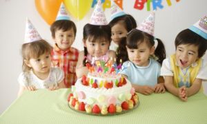 Vì sao đứa trẻ nào cũng mong đợi tới sinh nhật, ba mẹ có nhất thiết phải tổ...