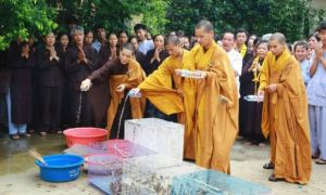 Cúng dường và thói đạo đức giả