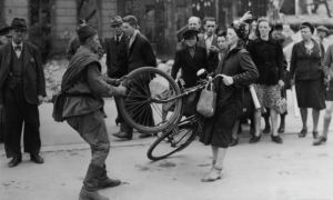 Hồng quân Liên Xô, nỗi kinh hoàng của phụ nữ Berlin năm 1945