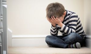 Những đứa trẻ tự ti, dễ chán nản, tiêu cực thường được nuôi dạy bởi 3 kiểu cha...