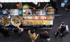 Du lịch Việt 'nhạt' vì đồ ăn đường phố toàn xiên que, xúc xích