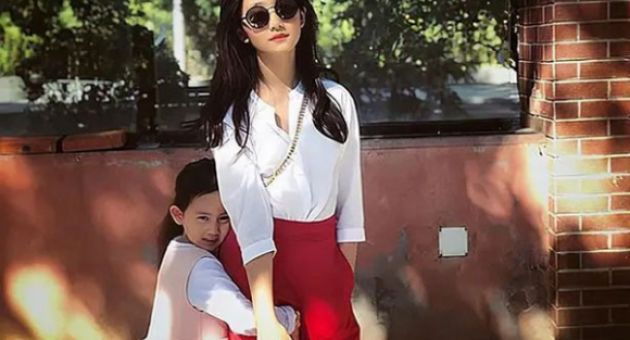 3 dấu hiệu cho thấy một bé gái được nuôi trong môi trường