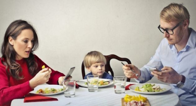 4 hành vi xấu của cha mẹ khiến con cái dễ bắt chước