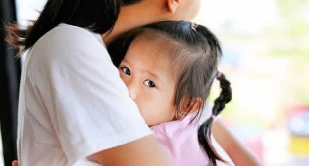 5 thời điểm mẹ ôm con tốt nhất trong ngày, dù bận rộn cũng không nên bỏ qua