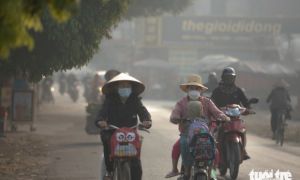 Chất lượng không khí ở ngưỡng nguy hại, người dân đeo khẩu trang khi ra đường