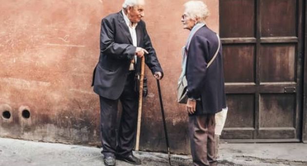 Dáng đi quyết định tuổi thọ: Người càng thẳng lưng thì dẻo dai, sống càng lâu