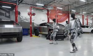 Robot tấn công kỹ sư phần mềm Tesla đến thương tích, máu me