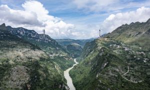 Trung Quốc xây cầu cao nhất thế giới bắc qua 'vết nứt Trái đất'