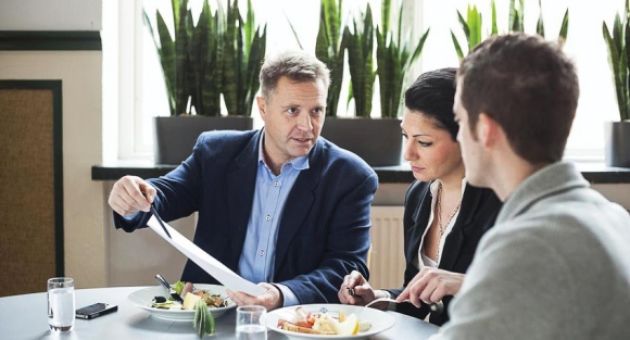 Mời sếp ăn tối nhưng họ đáp “không rảnh”, người thường nói “không sao đâu”,...